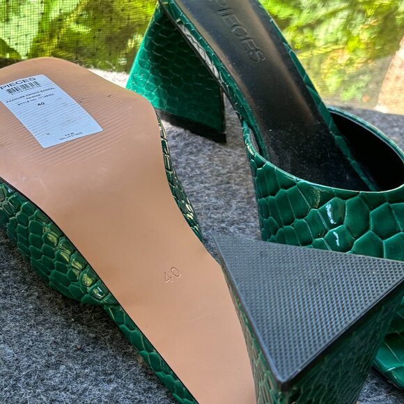 womens shoes - Picture 2 of 2